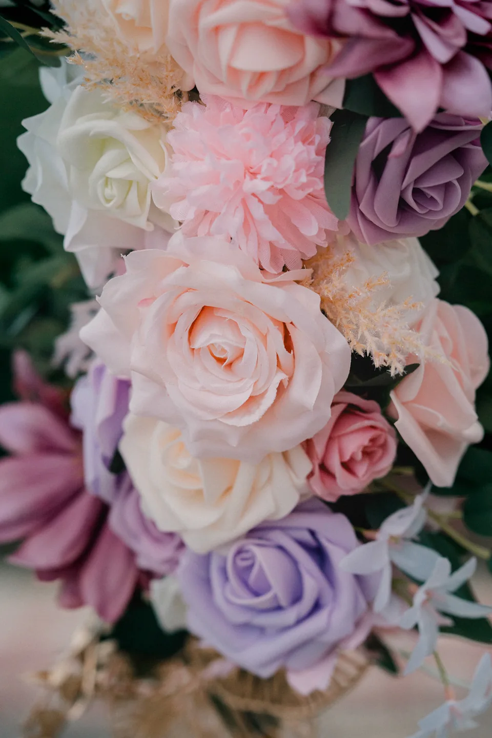 Un bouquet de roses roses et de fleurs mauves
