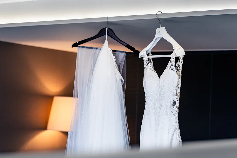 Les robes de mariage suspendues dans la chambre