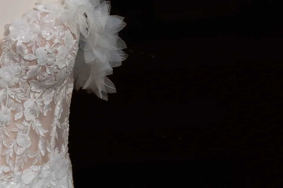 La dentelle et les fleurs en relief d’une robe de mariée