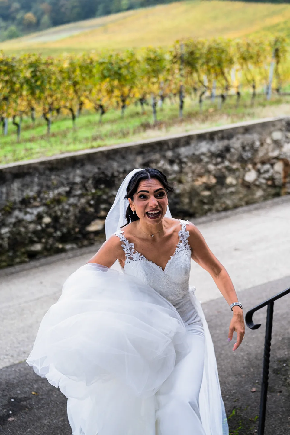 La mariée assise près des vignes