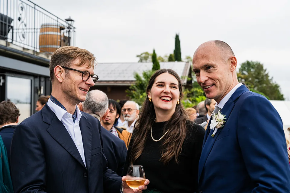 Les invités sourient et discutent pendant le mariage